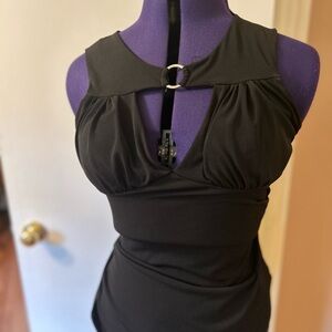 Black summer top with bra inserts removable.